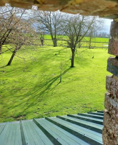 Taman di luar Gîte au Haras d'Agathe et ses princes
