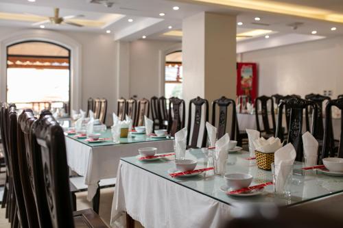 En restaurant eller et andet spisested på Nam Hoa Hotel