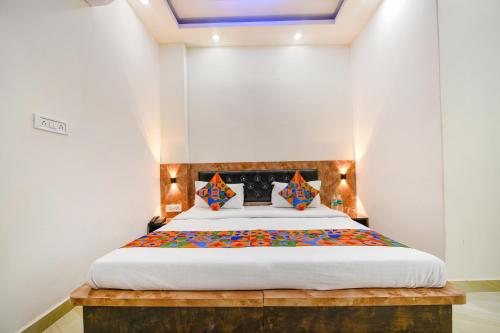 Ein Bett oder Betten in einem Zimmer der Unterkunft FabHotel Vihaan Regency