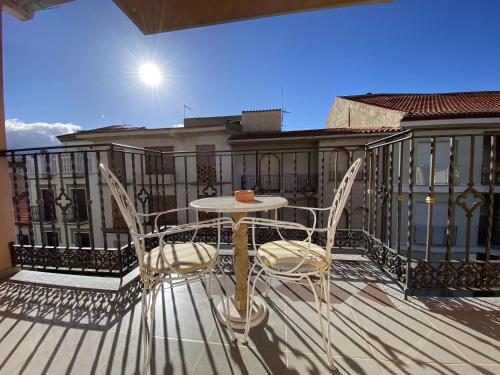 a patio with a table and chairs on a balcony at Villa Caniles in Caniles