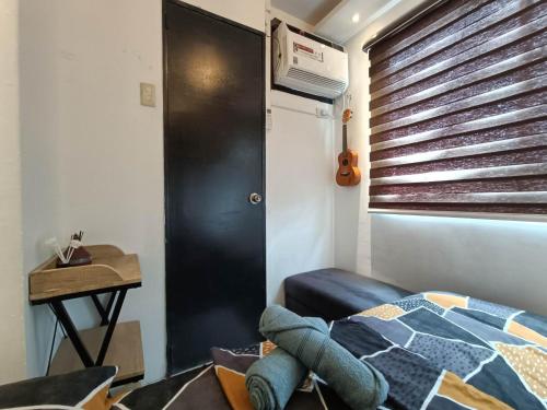 um quarto com uma porta preta e uma cama em The S&S Staycation em Santa Rosa