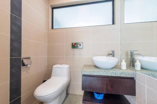 La salle de bains est pourvue de toilettes et d'un lavabo. dans l'établissement KLCC Luxury Private Pool Villa, à Ampang