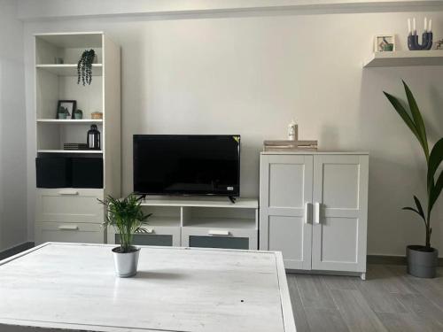 a living room with a television and a white cabinet at piso en pleno centro in San Fernando