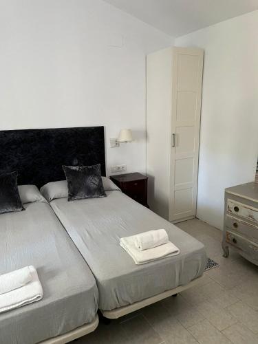 a bedroom with a bed with two towels on it at Villa America in Roche