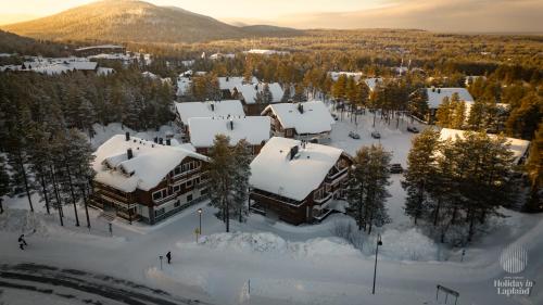 - une vue aérienne sur un complexe dans la neige dans l'établissement Holiday in Lapland - Alppilevi 1 B1, à Kittilä