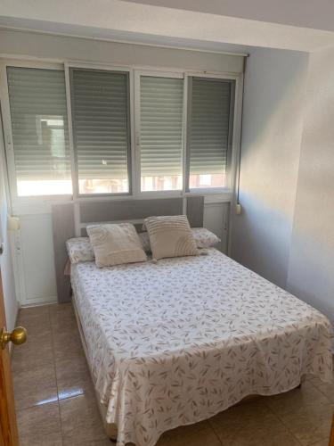 uma cama num quarto com duas almofadas em Sunrise beach em Santa Pola