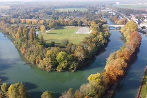 une vue aérienne sur une rivière arborée dans l'établissement Le Meslier - Appartement de 2 chambres, à Tours-sur-Marne