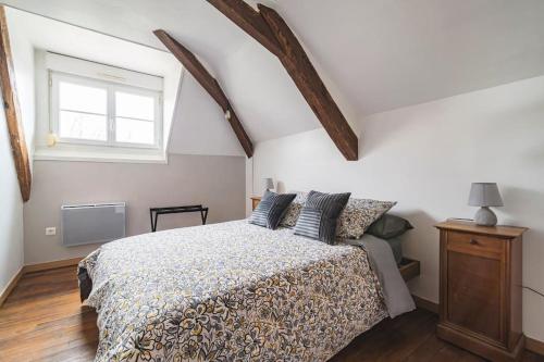 a bedroom with a bed and a window at Le Meslier - Appartement de 2 chambres in Tours-sur-Marne