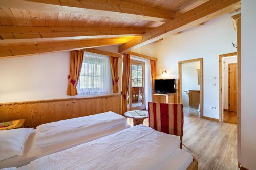 Ένα ή περισσότερα κρεβάτια σε δωμάτιο στο Obermoarhof Ifinger