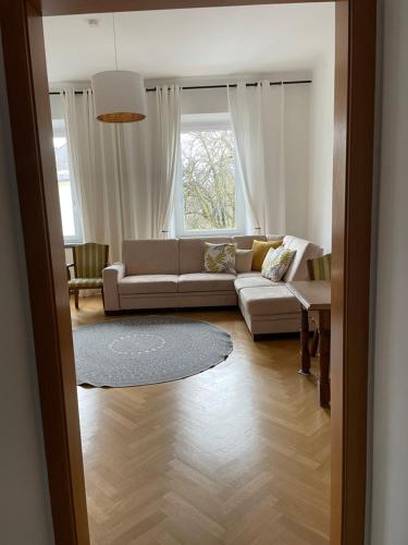 een woonkamer met een bank en een tafel bij Studios Klagenfurt in Klagenfurt