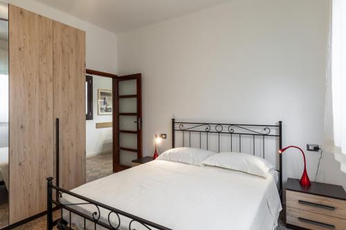 - une chambre avec un grand lit blanc dans l'établissement Ca' Graziosi Fiori, à Bagnone