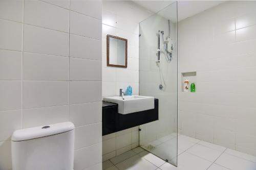La salle de bains blanche est pourvue d'un lavabo et de toilettes. dans l'établissement Lovely Studio Trefoil Near Setia City Mall & SCCC, à Shah Alam
