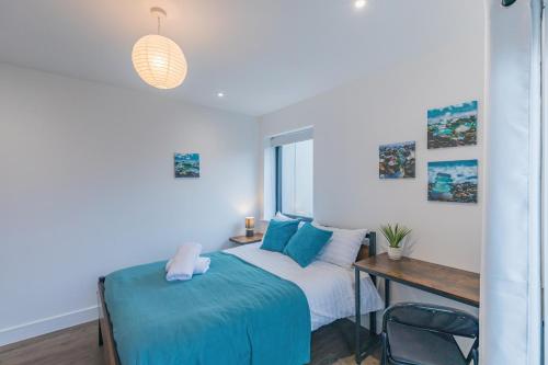 - une petite chambre avec un lit et un bureau dans l'établissement 2 x 2-Bed/Bath Apartments by Brighton beach/hospital, à Brighton et Hove