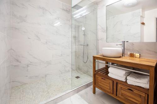 a bathroom with a shower and a sink at Veeve - Chic By Bonne-Nouvelle in Paris