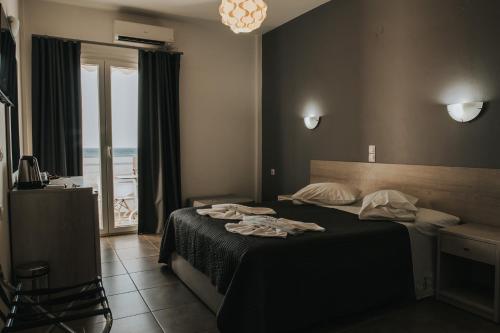パルガにあるBianco Resortのベッドルーム1室(ベッド1台、景色を望む窓付)