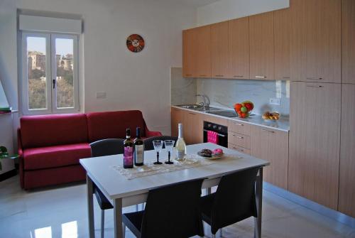 una cocina con una mesa con botellas de vino. en Ferienwohnung für 4 Personen ca 45 qm in Offida, Adriaküste Italien Küste der Marken, en Offida