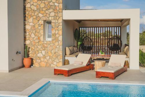 Bazén v ubytování Aiolia Villa nebo v jeho okolí