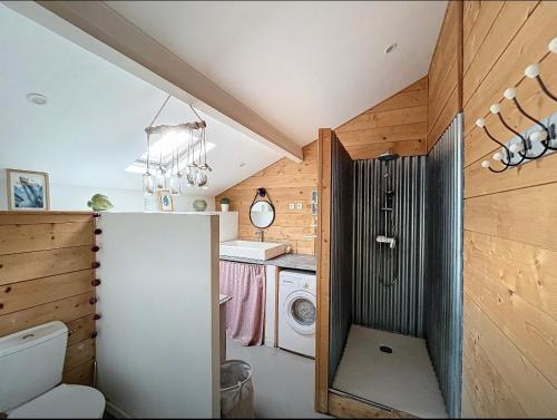 y baño con nevera y lavadora. en Maison de paludier dans hameau de charme, en Guérande