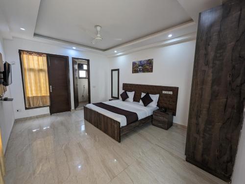 a bedroom with a bed in a room at Hotel Aron By The Premium Villa in New Delhi