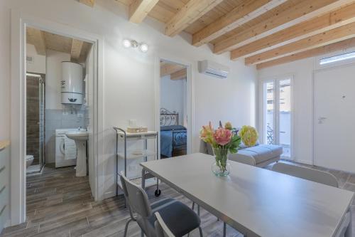 Una cocina y una sala de estar con mesa y sillas. en Casa Gemma Comfortable Apartment, en Bolonia