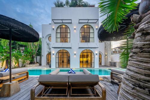 una villa con piscina e una casa di House of Petra a Jimbaran
