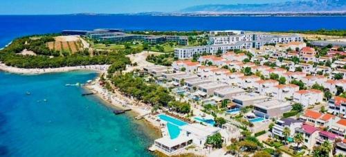 een luchtzicht op een resort op het strand bij Residence-Apartment-Giuliano-Punta Skala in Petrcane