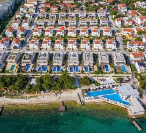 een luchtzicht op een resort bij het water bij Residence-Apartment-Giuliano-Punta Skala in Petrcane
