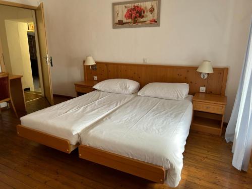 Postel nebo postele na pokoji v ubytování Ristorante Bar Pensione Novaggio