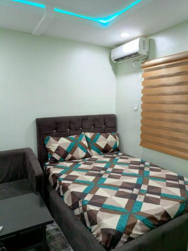 1 dormitorio con 1 cama en una habitación en Blue Lagoon Hotel, en Lagos