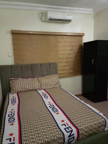 een bed in een kamer met een muur bij Blue Lagoon Hotel in Lagos