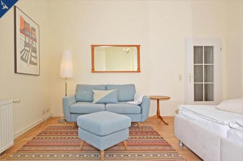 ヘリングスドルフにあるApartment Martha 4のリビングルーム(青い椅子、ベッド付)