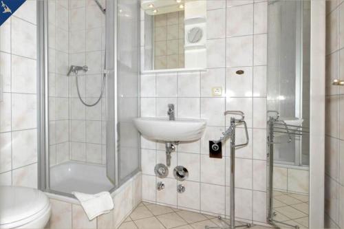 ヘリングスドルフにあるApartment Martha 4のバスルーム(シャワー、洗面台、トイレ付)