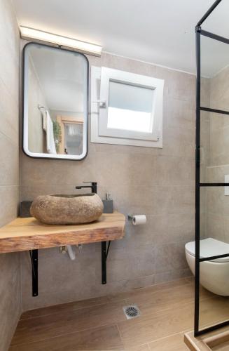 a bathroom with a sink and a mirror at Casa Antonio in Anemogiannátika