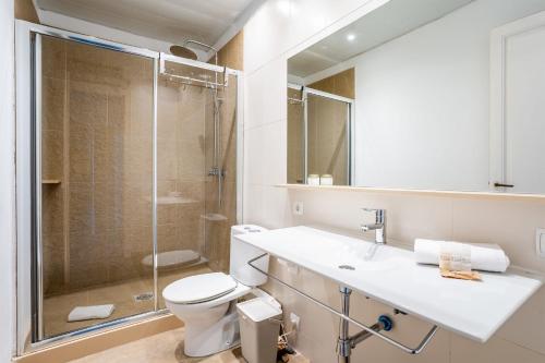 uma casa de banho com um WC, um lavatório e um chuveiro em Historic Catalan 4BD apartment in Gran Vía em Barcelona