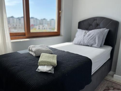 מיטה או מיטות בחדר ב-Gardenya Lara Suit Hotel