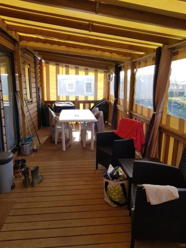 LitteauにあるCamping SIBLUの船上のテーブルと椅子が備わる部屋