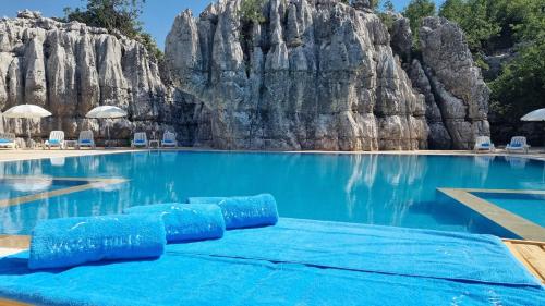 una piscina in un resort con acqua blu di Wood Hills Hotel & Resort a Mayrūbā
