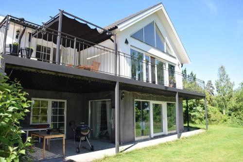 Cette maison dispose d'un balcon et d'une terrasse. dans l'établissement Ferienhaus in Håbo mit Privatem Pool, à Skokloster