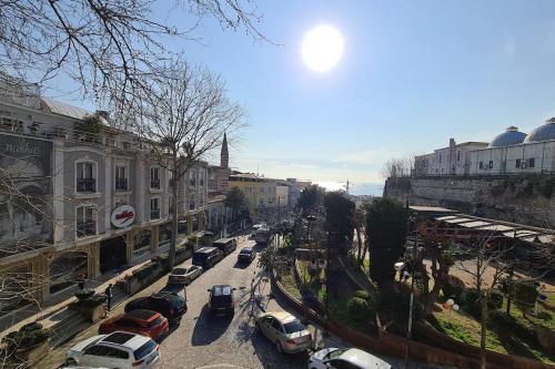 una calle de la ciudad con coches aparcados en la calle en Social House MIL, en Estambul