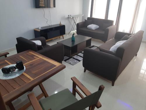 - un salon avec un canapé et une table dans l'établissement Ranchdale Apartments, à Lusaka