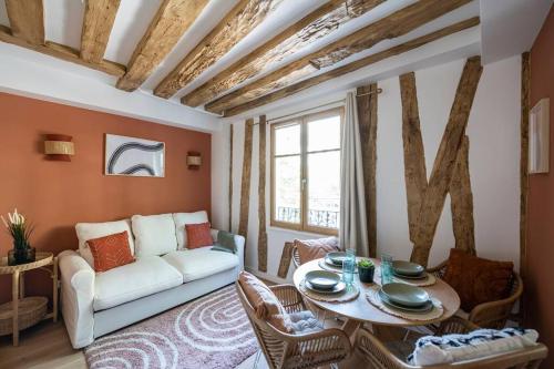 un salon avec un canapé et une table dans l'établissement PAVILLON EDEN, à Paris