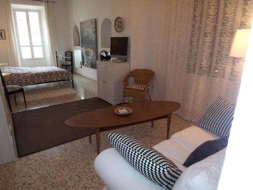 Μια τηλεόραση ή/και κέντρο ψυχαγωγίας στο Appartment Wohnung in Sencelles