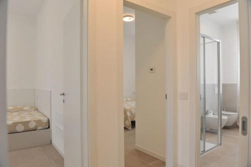 y baño con espejo, lavabo y aseo. en Appartamento Bartolomeo Colleoni, en Cavernago