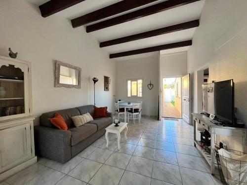 un salon avec un canapé et une table dans l'établissement Villa T3 - 6 couchages - Piscine-Clim-Wifi-Garage, à Saint-Cyprien