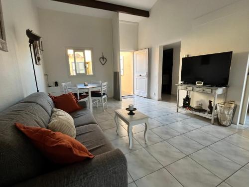 un salon avec un canapé et une table dans l'établissement Villa T3 - 6 couchages - Piscine-Clim-Wifi-Garage, à Saint-Cyprien