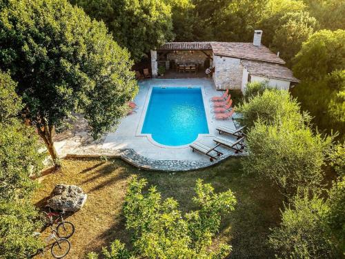 - une vue sur la piscine située à côté d'une maison dans l'établissement Ferienwohnung für 3 Personen ca 27 qm in Rakalj, Istrien Bucht von Raša, à Rakalj