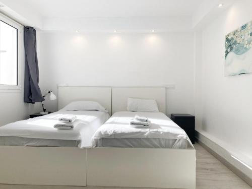 En eller flere senge i et værelse på Intimate & stylish beach apartment with balcony