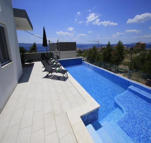 una piscina sul tetto di una casa di Ferienhaus mit Privatpool für 6 Personen und 1 Kind in Podstrana, Dalmatien a Podstrana