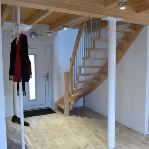 pasillo con escalera de madera en una habitación en Kleines Ferienhaus in Umkirch - b57430, en Umkirch