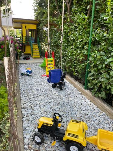 Ein Kinderspielbereich in der Unterkunft Apartments Pericic LUX